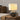Textuur keramische tafellamp, zilver, met witte kap, op houten kast, moderne interieurdecoratie.