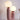 Roze tafellamp met twee ronde glazen bollen, modern design, sfeerverlichting, woonkamer.