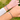 Grijze armband met initialen, verstelbaar koord, zilverkleurige bedels, unisex sieraden.