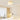 Gouden plafondlamp met parels in moderne slaapkamer, elegante verlichting, interieurdecoratie.