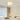 Gouden plafondlamp met parels in moderne slaapkamer, elegant design, sfeerverlichting.