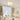 Gouden plafondlamp met parels in moderne slaapkamer, elegant design, sfeerverlichting.