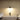 Zwarte wandlamp boven modern wit bad in minimalistische badkamer.