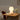 Witte tafellamp op houten tafel, moderne designlamp, slaapkamerverlichting, sfeervol interieur.