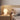 Moderne witte tafellamp op nachtkastje, slaapkamerverlichting, houten basis, sfeervol design.