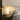 Moderne witte tafellamp op nachtkastje, slaapkamerverlichting, Scandinavisch design.