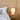 Moderne beige tafellamp op houten nachtkastje, slaapkamerdecor, sfeerverlichting.