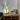 Bananen tafellamp zwart-wit design op houten kast met kat, moderne interieurdecoratie.