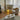Bananen tafellamp in moderne woonkamer, geel licht, decoratief, eigentijds design.