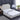 Luxe wit bed met gestoffeerd hoofdbord, moderne slaapkamerinrichting, houten nachtkastje.