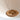 Witte plafondlamp met gouden details, moderne designlamp, ribbelpatroon, interieurverlichting.