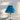 Blauwe tafellamp met geplooide kap, glazen voet, modern design, interieurverlichting.
