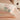 Zijde kussensloop met bloemenprint, beige, luxe slaapkameraccessoire, decoratief en zacht.