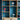 Houten boekenkast met blauwe achtergrond en drie gekleurde tafellampen, modern interieurontwerp.