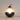 Zwarte metalen tafellamp met witte kap, modern design, sfeerverlichting, interieurdecoratie.