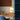 Cesta tafellamp hout en glas, modern design, sfeerverlichting, op houten bureau.