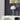 Chromen tafellamp met halve bol, modern design, wit en zilver, op witte plank.