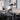 Moderne zwarte tafellamp in woonkamer, minimalistisch design, metalen constructie.