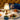 Fijne dinertafel met biefstuk, wijn, groente en sfeervolle lamp in restaurant.