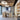 Hanglamp Djembe wit, modern design, houten plafond, winkelinterieur, LED-verlichting.