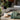 Draagbare buitenlantaarn, witte LED tafellamp, modern design, naast groene planten.