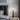Zwarte tafellamp op nachtkastje, modern design, slaapkamerverlichting, minimalistisch interieur.