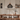 Zwarte hanglamp boven houten eettafel, modern interieur, Scandinavisch design, woonkamer decor.