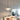 Twee moderne hanglampen boven eettafel, wit, minimalistisch design, woonkamerverlichting.