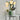 Groene tafellamp in bloemvorm met witte bloemen, moderne decoratieve verlichting, metalen basis.