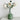 Groene tafellamp met witte bloemen, modern design, decoratieve verlichting, interieuraccessoire.