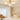 Houten kroonluchter met drie lampen in moderne slaapkamer, beige en wit interieur.