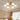 Houten kroonluchter met zes witte lampenkappen, modern design, plafondverlichting woonkamer.