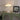 Witte tafellamp op groene kast, moderne designverlichting, interieurdecoratie.