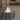 Piramidevormige tafellamp, modern design, metalen basis, sfeerverlichting, interieurdecoratie.