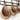 Drie handgemaakte, beige gehaakte manden aan muurhaak, decoratieve opbergoplossing.