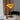 Gele glazen tafellamp op ronde tafel, messing voet, moderne interieurverlichting, Scandinavisch design.