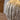 Geribbelde keramische tafellamp, beige, textuur, modern design, interieurdecoratie.