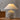 Geribbelde keramische tafellamp met beige kap, rustieke woondecoratie, sfeerverlichting.