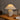 Geribbelde keramische tafellamp, beige kap, rustieke houten tafel, sfeerverlichting.