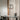 Glazen hanglamp boven bureau, modern design, transparant glas, interieurverlichting, woonkamer.