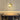 Glazen hanglamp boven houten eettafel, modern design, helder glas, minimalistische eetkamer.