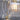 Glazen hanglamp met gouden details en gloeilamp, modern design, interieurverlichting.