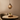 Hanglamp glas modern design, goudkleurig, boven marmeren tafel met decoratieve schaal.
