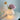 Moderne glazen tafellamp met bloemen, wit en roze, sfeerverlichting, interieurdecoratie.