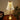 Glazen tafellamp met gouden voet, vintage design, sfeerverlichting, woonkamer decoratie.