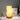 Moderne houten tafellamp met golvend ontwerp, warm licht, decoratief voor woonkamer.