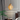 Gouden glazen hanglamp in slaapkamer, modern design, sfeerverlichting, interieurdecoratie.