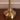 Gouden tafellampvoet op houten tafel, modern design, interieurverlichting, decoratieve lamp.
