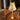 Gouden tafellamp met geplooide kap, sfeerverlichting, modern design, woonkamer decor.