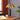 Gouden tafellamp met zwarte voet op houten tafel, moderne verlichting, interieurdecoratie.